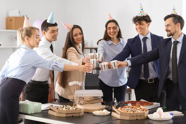 Grupo Empresários Bebendo Festa Aniversário Escritório — Fotografia de Stock