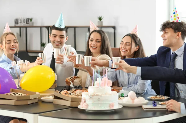 Grupo Empresarios Que Beben Fiesta Cumpleaños Oficina —  Fotos de Stock