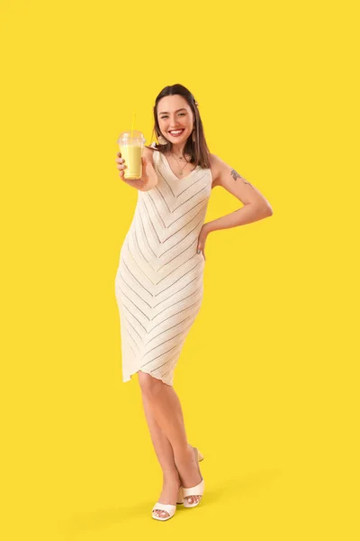 Νεαρή Γυναίκα Ένα Ποτήρι Smoothie Κίτρινο Φόντο — Φωτογραφία Αρχείου