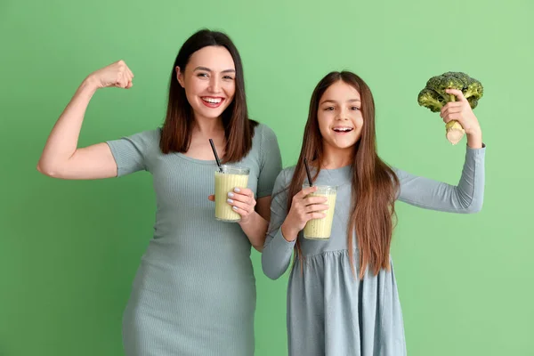 Menina Com Brócolis Sua Mãe Bebendo Smoothie Fundo Verde — Fotografia de Stock