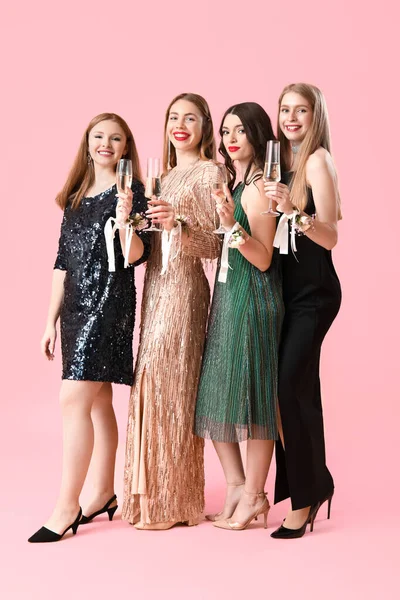Νεαρές Γυναίκες Ντυμένες Για Χορό Ποτήρια Σαμπάνιας Ροζ Φόντο — Φωτογραφία Αρχείου