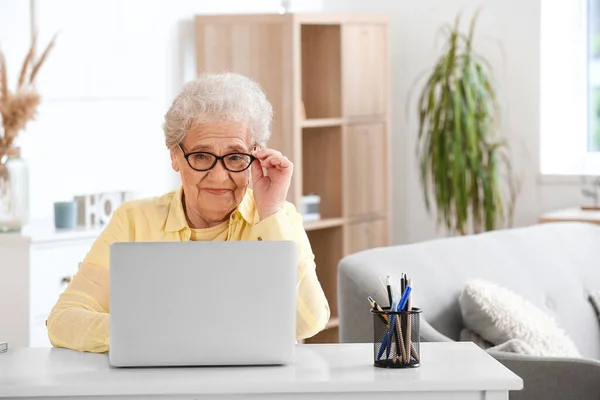 Senior Woman Using Laptop Home — Stock Photo, Image