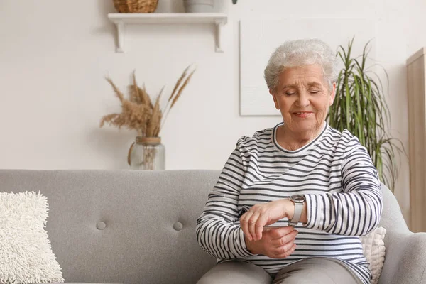 Senior Woman Wristwatch Home — Stock Photo, Image