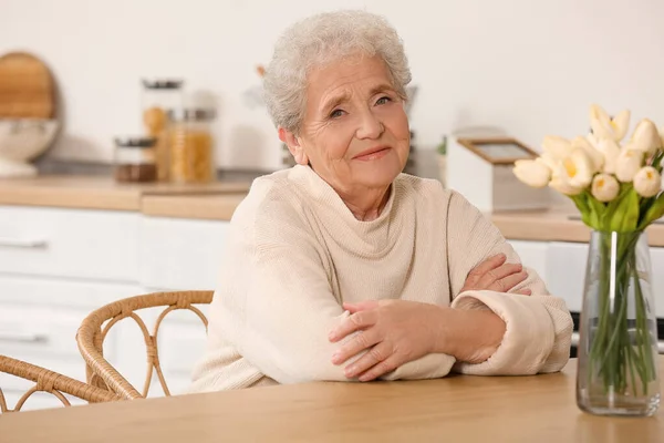 Портрет Пожилой Женщины Кухне — стоковое фото