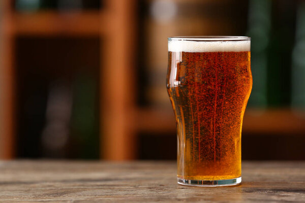 Стакан пива на столе в баре. Праздник Октоберфеста