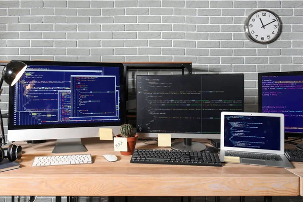 Lugares Trabajo Del Programador Con Monitores Ordenador Oficina — Foto de Stock