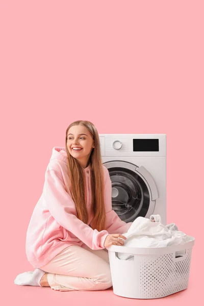 Mulher Bonita Desfrutando Roupas Limpas Perto Máquina Lavar Roupa Fundo — Fotografia de Stock