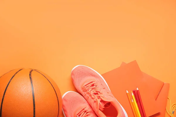 Toplu Spor Ayakkabıları Islık Turuncu Arka Planda Farklı Kırtasiye Malzemeleri — Stok fotoğraf