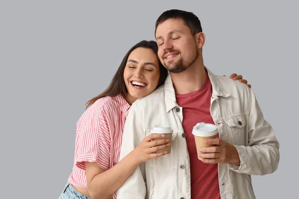 明るい背景にコーヒーのカップと幸せな若いカップル — ストック写真