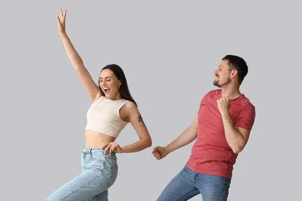 Feliz Joven Pareja Bailando Sobre Fondo Claro — Foto de Stock