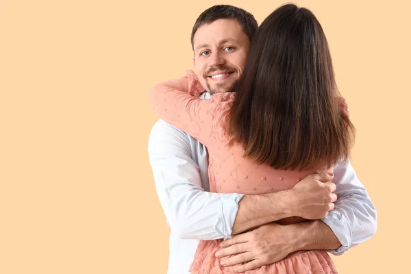 Happy Young Couple Hugging Beige Background — Stock Photo, Image