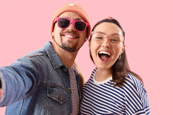 Feliz Jovem Casal Tomando Selfie Fundo Rosa Close — Fotografia de Stock