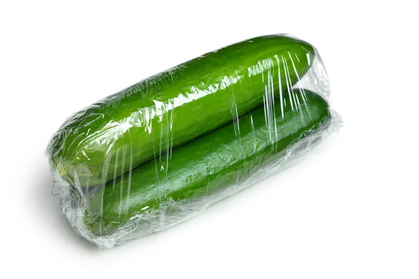 白底塑料食品包装中的黄瓜 — 图库照片