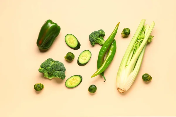 Verduras Verdes Frescas Sobre Fondo Amarillo Concepto Comida Saludable — Foto de Stock