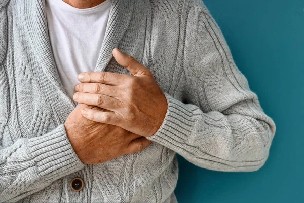 Reifer Mann Mit Herzinfarkt Auf Blauem Hintergrund Nahaufnahme — Stockfoto