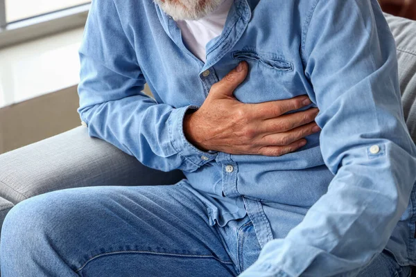 Olgun Bir Adam Evde Kalp Krizi Geçiriyor — Stok fotoğraf