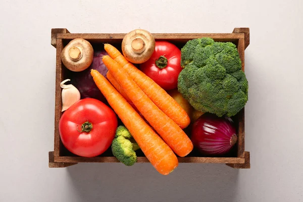 Деревянная Коробка Различными Свежими Овощами Белом Фоне — стоковое фото