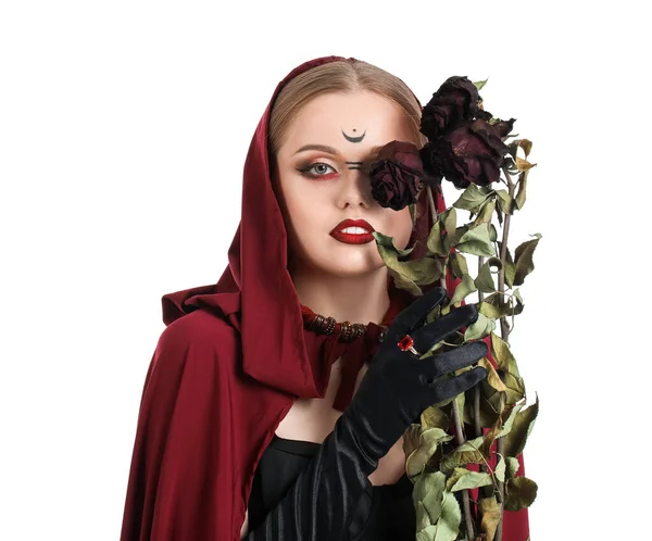 Beyaz Arka Planda Çiçekleri Olan Güzel Genç Cadı — Stok fotoğraf