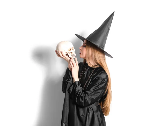 Kafatası Beyaz Arka Planda Kötü Cadı — Stok fotoğraf