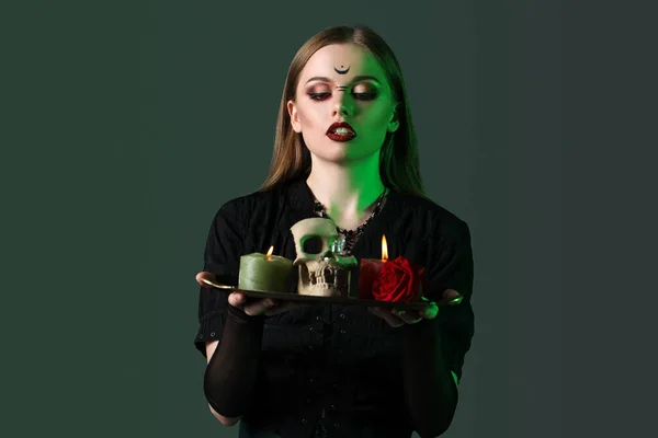 美丽的年轻女巫头盖骨和蜡烛在黑暗的背景 — 图库照片