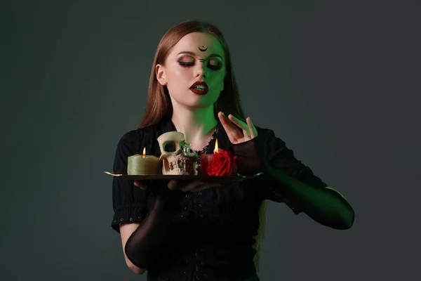 美丽的年轻女巫头盖骨和蜡烛在黑暗的背景 — 图库照片