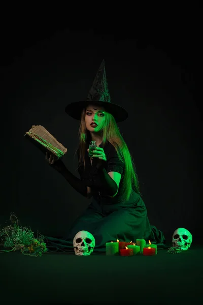 Hermosa Bruja Joven Con Libro Hechizos Velas Sobre Fondo Oscuro — Foto de Stock