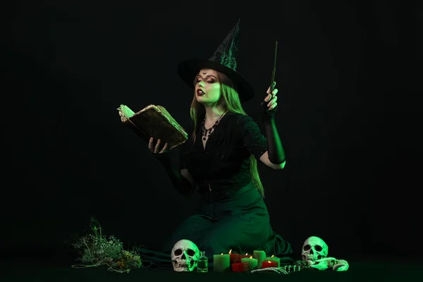Gyönyörű Fiatal Boszorkány Grimoire Sötét Háttér — Stock Fotó