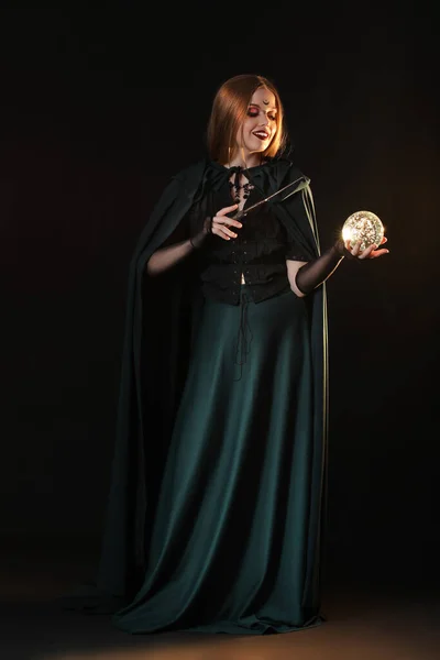 漂亮的年轻女巫 带着深色背景的水晶球 — 图库照片