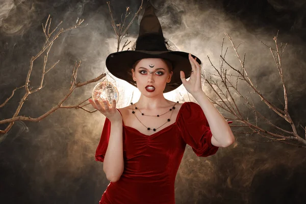 Gyönyörű Fiatal Boszorkány Kristálygömb Sötét Háttér — Stock Fotó