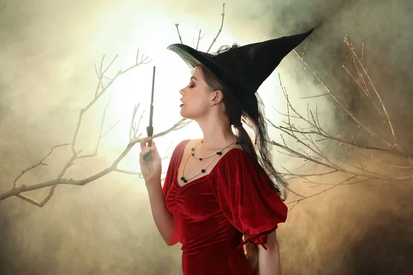 Krásná Mladá Čarodějnice Kouzelnou Hůlkou Tmavém Pozadí — Stock fotografie