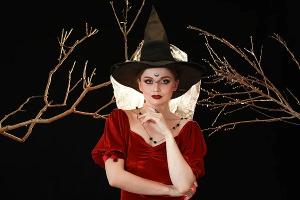 Gyönyörű Fiatal Boszorkány Sötét Háttér — Stock Fotó