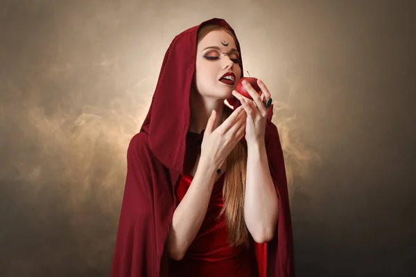 漂亮的年轻女巫 有苹果色背景 — 图库照片