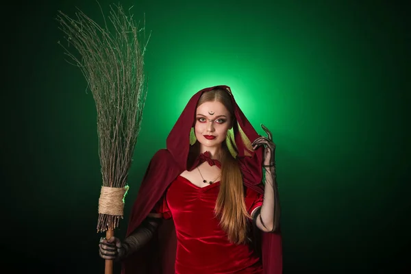 Gyönyörű Fiatal Boszorkány Seprű Sötét Zöld Háttér — Stock Fotó
