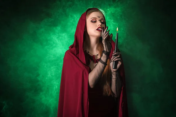 Красивая Молодая Ведьма Свечой Темно Зеленом Фоне — стоковое фото