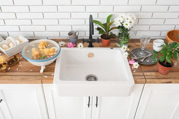 Mutfakta Tatlı Ördekler Suyla Dolu Bir Kase — Stok fotoğraf