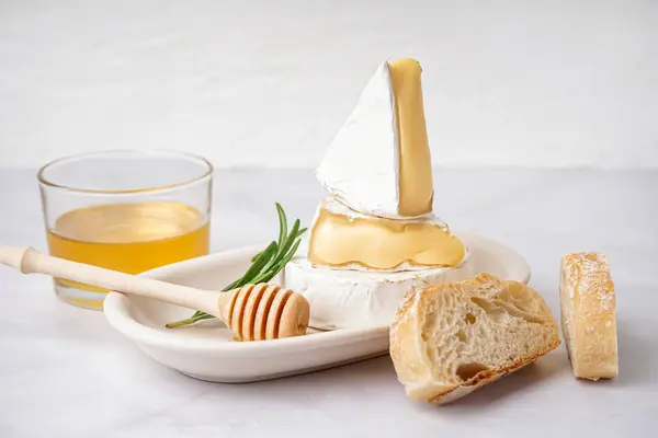 Prato Com Saboroso Queijo Camembert Sobre Fundo Claro — Fotografia de Stock