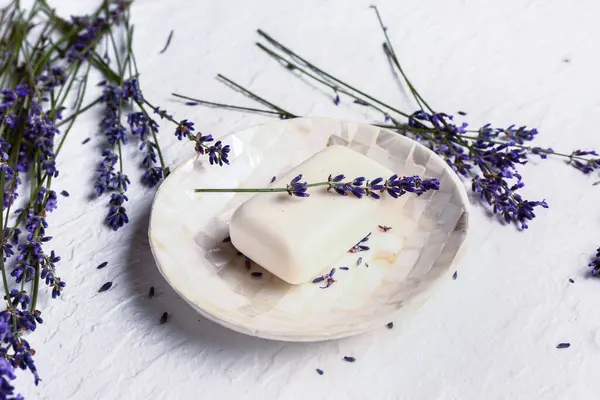 Hafif arka planda sabun ve lavanta çiçekli tabak