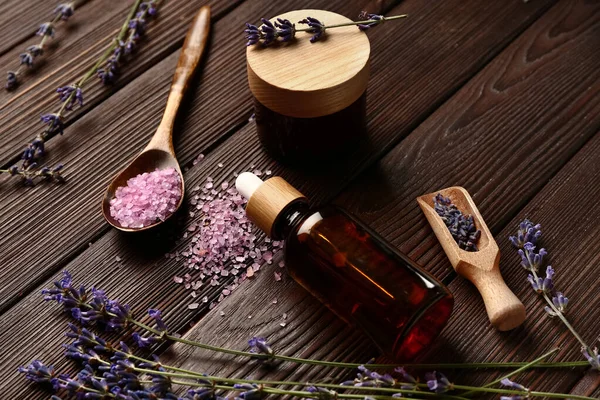 Kompozice Kosmetickými Výrobky Aromatickými Levandulovými Květy Tmavém Dřevěném Pozadí — Stock fotografie