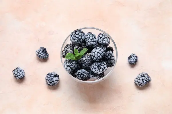 Frozen Blackberry Mint Leaves Beige Grunge Background — Stock Photo, Image