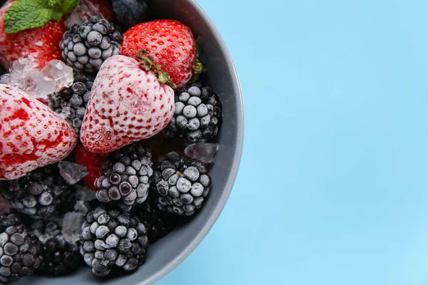 Mangkuk Berry Beku Dengan Daun Mint Latar Belakang Biru — Stok Foto