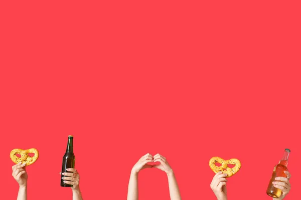 Muitas Mãos Com Garrafas Cerveja Gelada Pretzels Fundo Vermelho — Fotografia de Stock