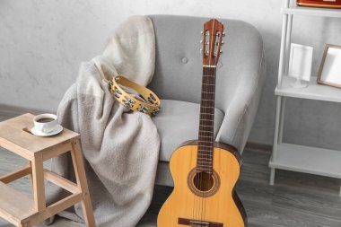 Koltuklu ve müzik aletli bir oda.