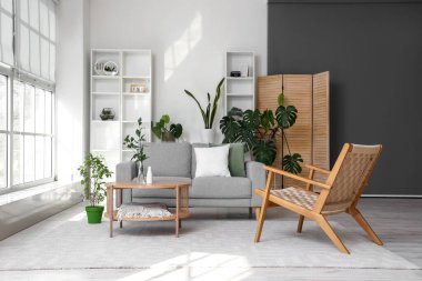 Işıl ışıl oturma odası, kahve masası, rahat kanepe ve koltuk.