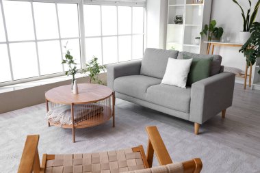 Işıl ışıl oturma odası, kahve masası, rahat kanepe ve koltuk.