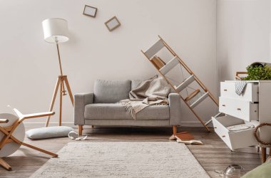 Raflar ve çekmeceler dağınık yemek odasında.