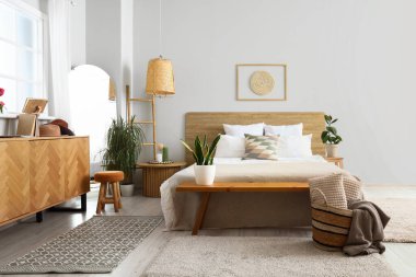 Modern yatak odasının içi, rahat yatak odası, yatak odası ve ahşap dolap.