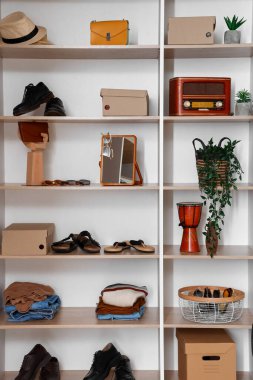 Açık butikte şık kıyafetler, ayakkabılar ve aksesuarlar.