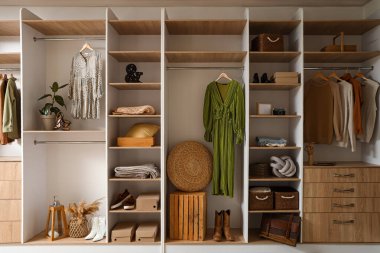 Modern ayakkabılar ve aksesuarlar butikte şık kıyafetler.