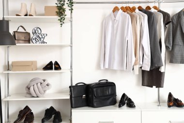 Açık butikte şık kıyafetler, ayakkabılar ve aksesuarlar.