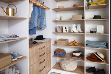 Modern ayakkabılar ve aksesuarlar butikte şık kıyafetler.